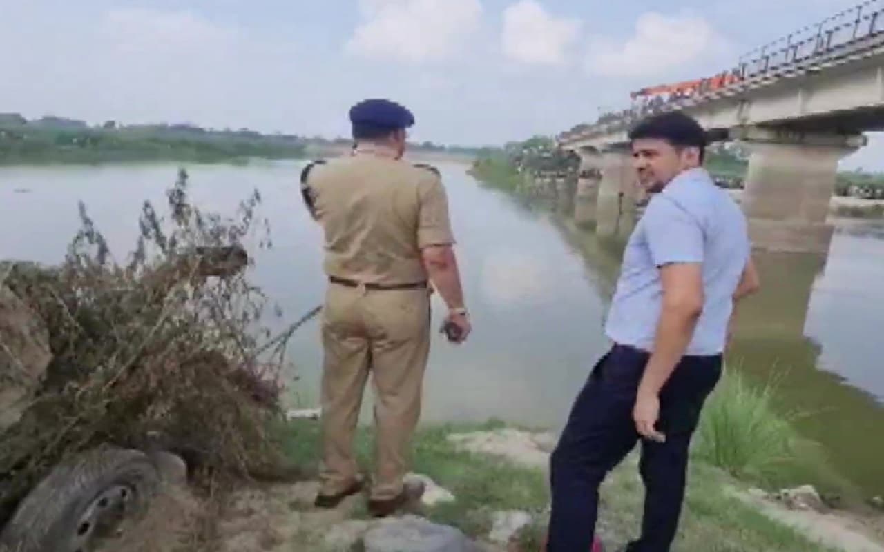 Hardoi News: किसानों से भरी ट्रैक्टर-ट्रॉली गर्रा नदी में गिरी, 14 बचाये गये, 6 लापता