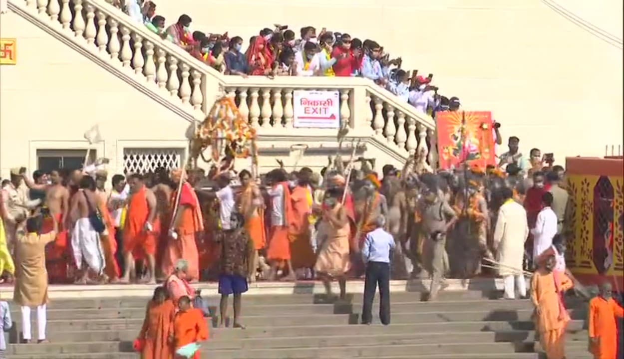 हरकी पैड़ी में आज तीसरा शाही स्नान करेंगे अखाड़ों के महंत, कोरोना नियमों को ताख पर रख उमड़ा श्रद्धालुओं का हुजूम