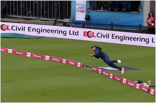 मैच में 'सुपरवुमेन' बनी हरलीन, पकड़ा क्रिकेट की दुनिया का सबसे शानदार कैच, वीडियो ने सोशल मीडिया पर मचाया बवाल