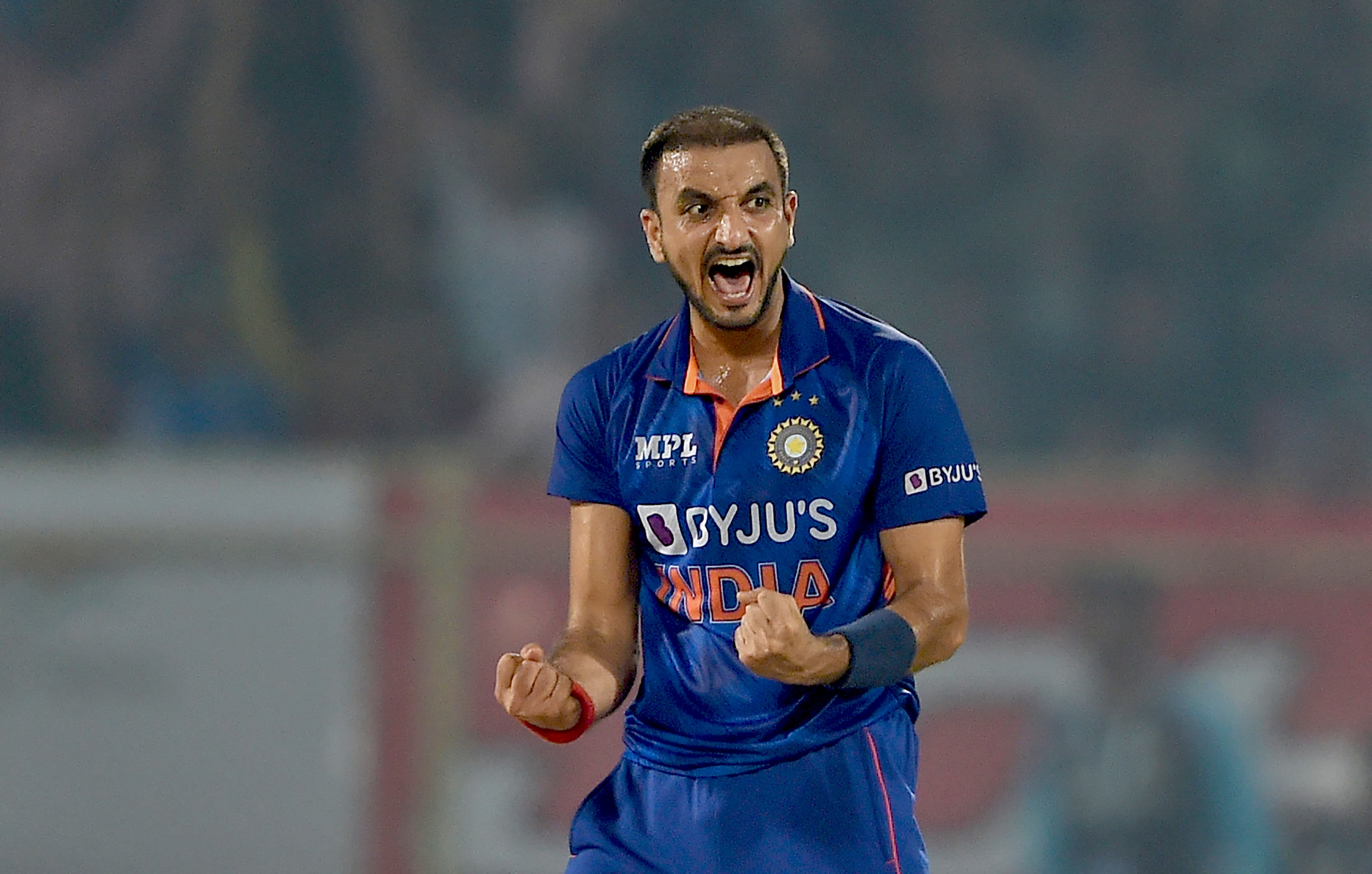 IPL 2021: विराट कोहली के इस गेंदबाज से खौफ खा रहे हैं सारे बल्लेबाज, बड़े-बड़े बॉलर्स को भी पीछे छोड़ा