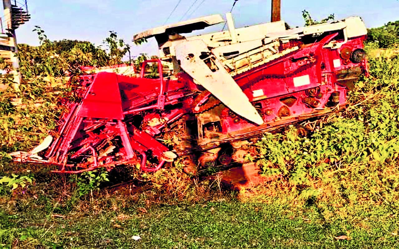 Prabhat Khabar Special: संताल परगना में जंग खा रहे Agro machine, कैसे होगी किसानों की आमदनी दोगुनी