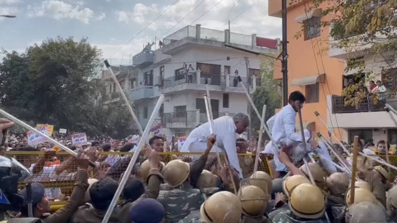 ई-टेंडर पॉलिसी के खिलाफ हरियाणा के पंचकूला में सरपंचों का प्रदर्शन, पुलिस ने लाठीचार्ज किया