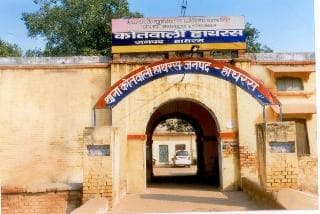 Hathras News: पुलिस से परेशान महिला सिपाही ने दूसरी मंजिल से लगाई छलांग, आगरा रेफर