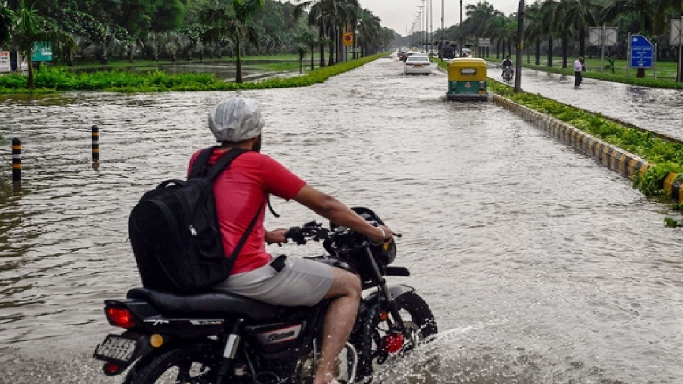 Delhi Heavy Rainfall: उफनती यमुना से दिल्ली पर मंडराया बाढ़ का खतरा, चेतावनी जारी