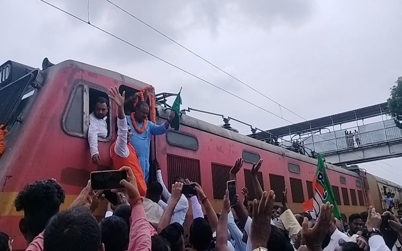 Indian Railways News: हजारीबाग के चौबे स्टेशन पर हटिया-पूर्णिया कोर्ट एक्सप्रेस को हरी झंडी दिखाने की मची होड़ Indian Railways News: हजारीबाग के चौबे स्टेशन पर हटिया-पूर्णिया कोर्ट एक्सप्रेस को हरी झंडी दिखाने की मची होड़