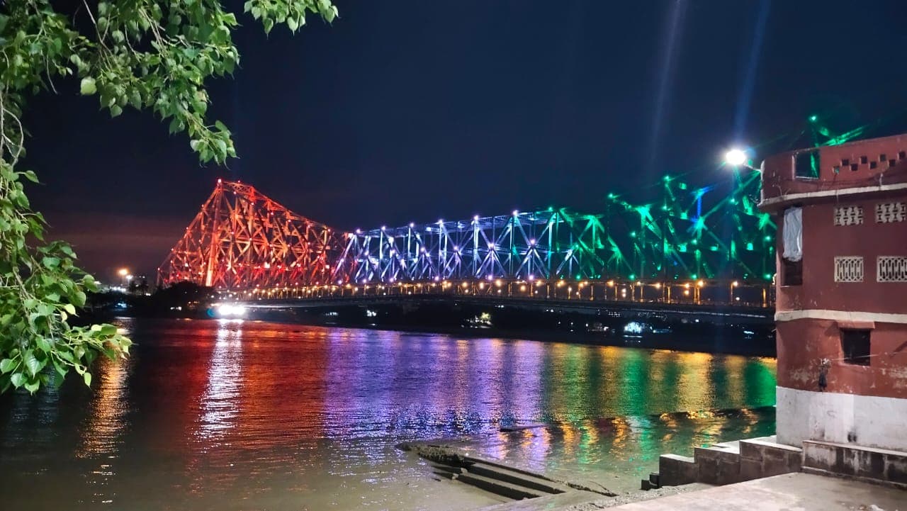 कोरोना से मुकाबला : तिरंगे लाइट की रोशनी से जगमगा उठा हावड़ा ब्रिज