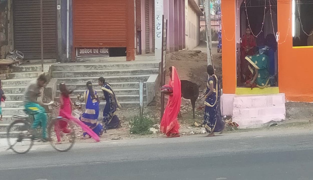 मधुमक्खी के हमले से हजारीबाग के दारू में शिव मंदिर के पास मची अफरा-तफरी, बच्चे समेत कई महिला हुई घायल मधुमक्खी के हमले से हजारीबाग के दारू में शिव मंदिर के पास मची अफरा-तफरी, बच्चे समेत कई महिला हुई घायल