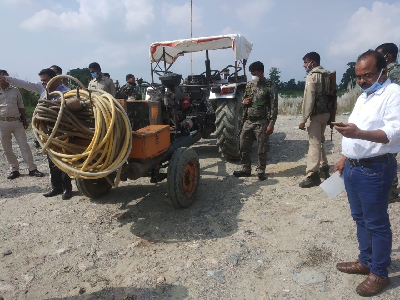 अवैध खनन व क्रशर पर प्रशासन की बड़ी कार्रवाई, भारी मात्रा में विस्फोटक बरामद, दो गिरफ्तार