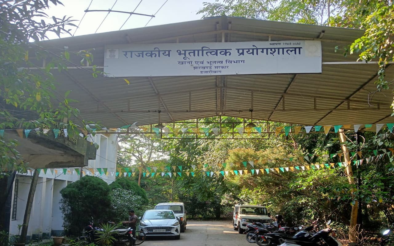 हजारीबाग में खनन माफिया के खिलाफ बड़ी कार्रवाई, 14 वाहन समेत 6 आरोपी गिरफ्तार, जानें आरोपियों का बिहार कनेक्शन