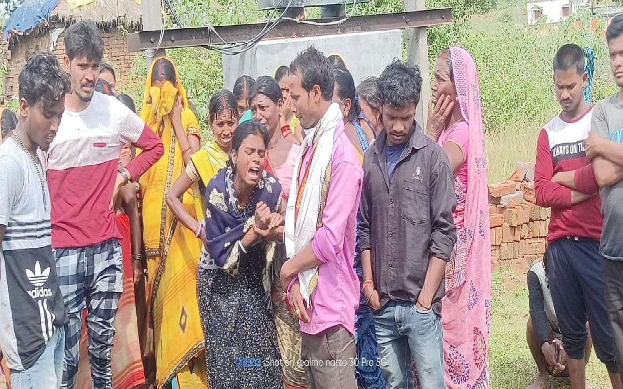 हजारीबाग के केरेडारी युवक की हत्या, शव को बिजली पोल से लटकाया