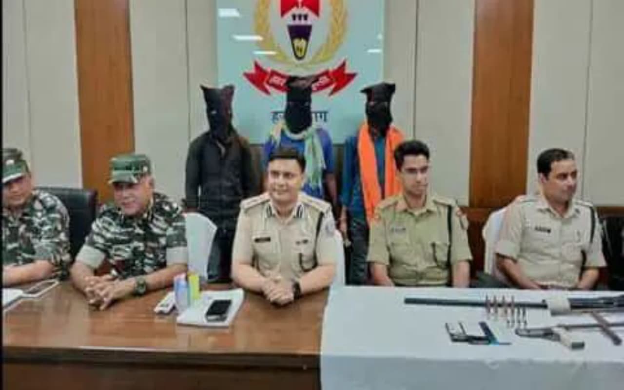 झारखंड : हजारीबाग पुलिस ने टीएसपीसी के एरिया कमांडर पहाड़ी दस्ते के 3 नक्सलियों को दबोचा, हथियार भी बरामद