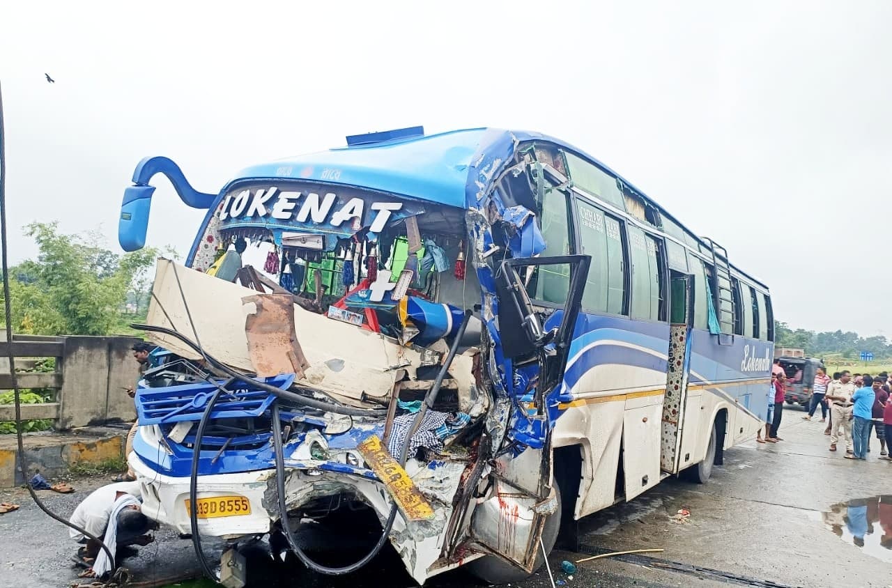 हजारीबाग के बरकट्ठा में दो वाहनों की भिड़ंत में टूरिस्ट बस पर सवार चालक समेत तीन लोगों की मौत