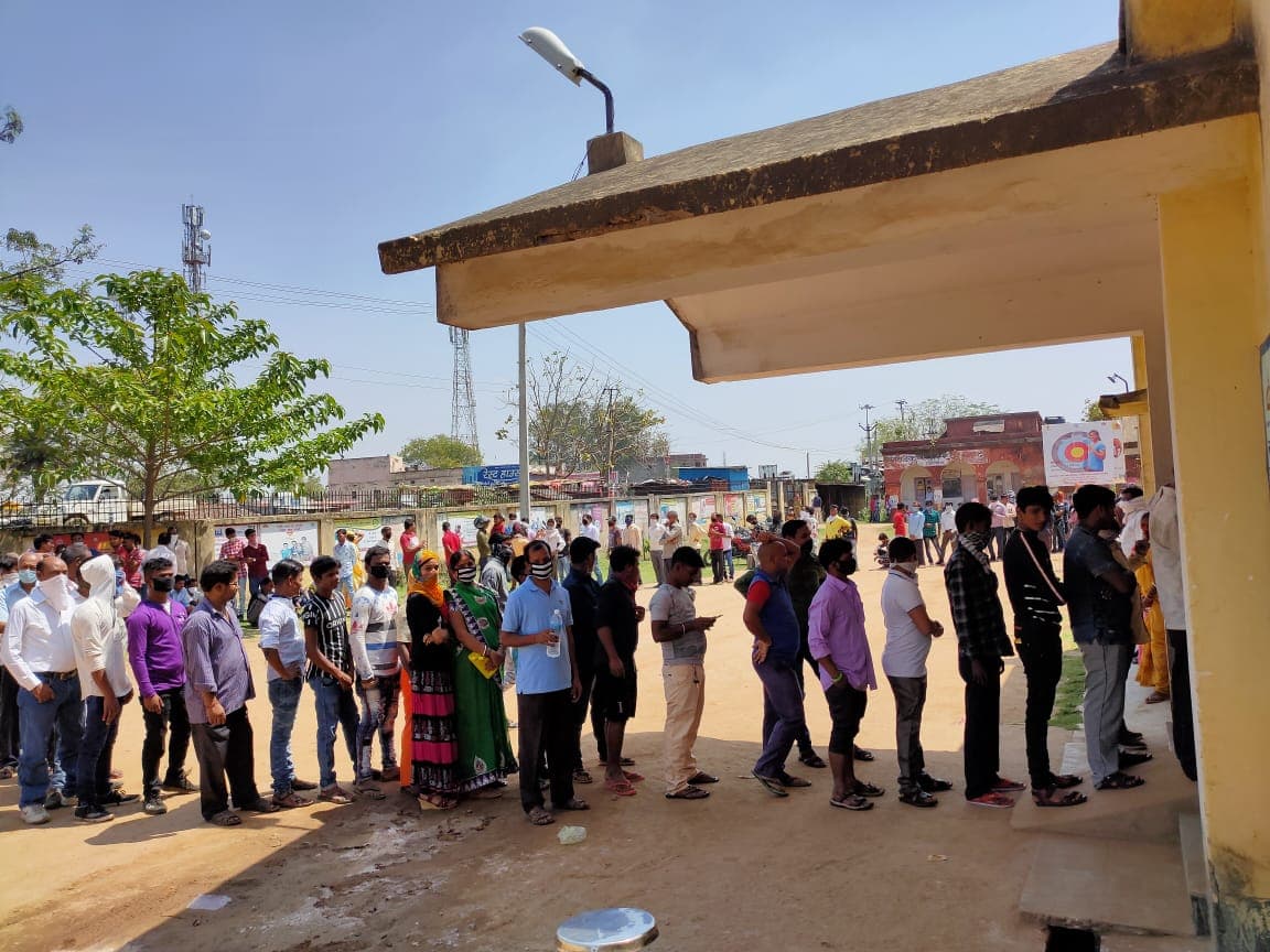 Bengal Coronavirus News: Corona Vaccine के लिए अस्पतालों में लंबी लाइन, टूट रहे सोशल डिस्टेंसिंग के नियम