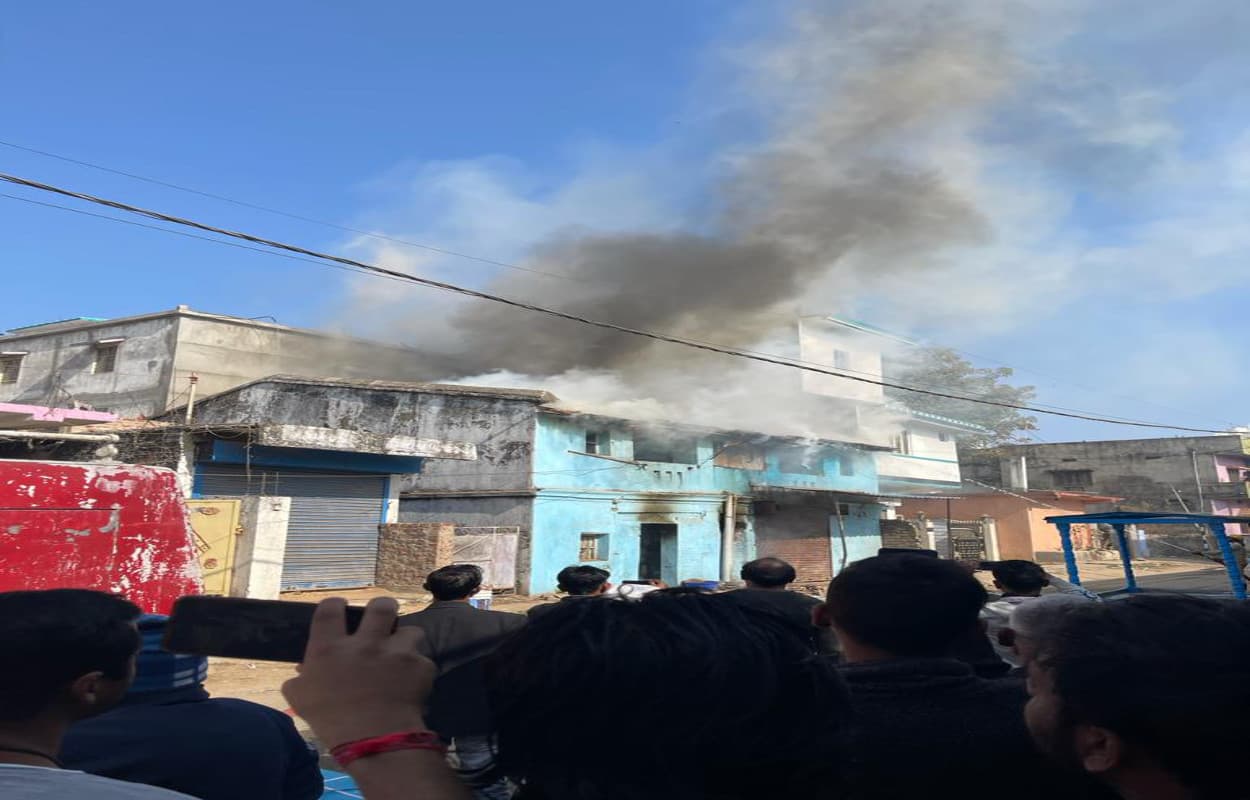 रामनगर में गैस सिलिंडर से घर में लगी आग, लाखों का नुकसान, घंटों मशक्कत के बाद पाया गया काबू