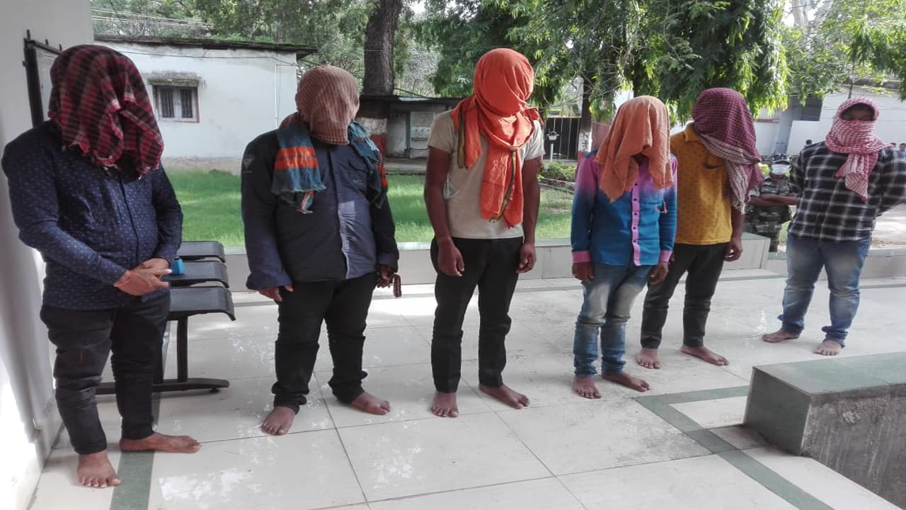 Jharkhand Crime News : हजारीबाग में इंटर स्टेट वाहन चोर गिरोह का एक दर्जन आरोपी गिरफ्तार, 6 वाहन जब्त