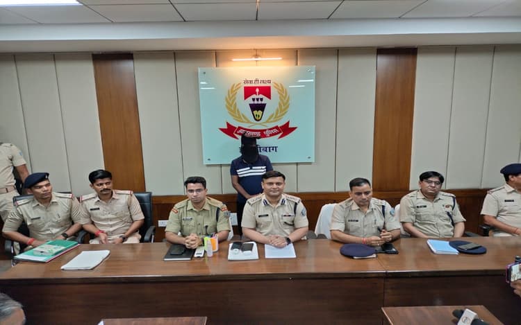 Prabhat Khabar Impact: झारखंड-बिहार के सीमावर्ती जंगलों में पुलिस की धमक, अफीम की खेती को किया नष्ट