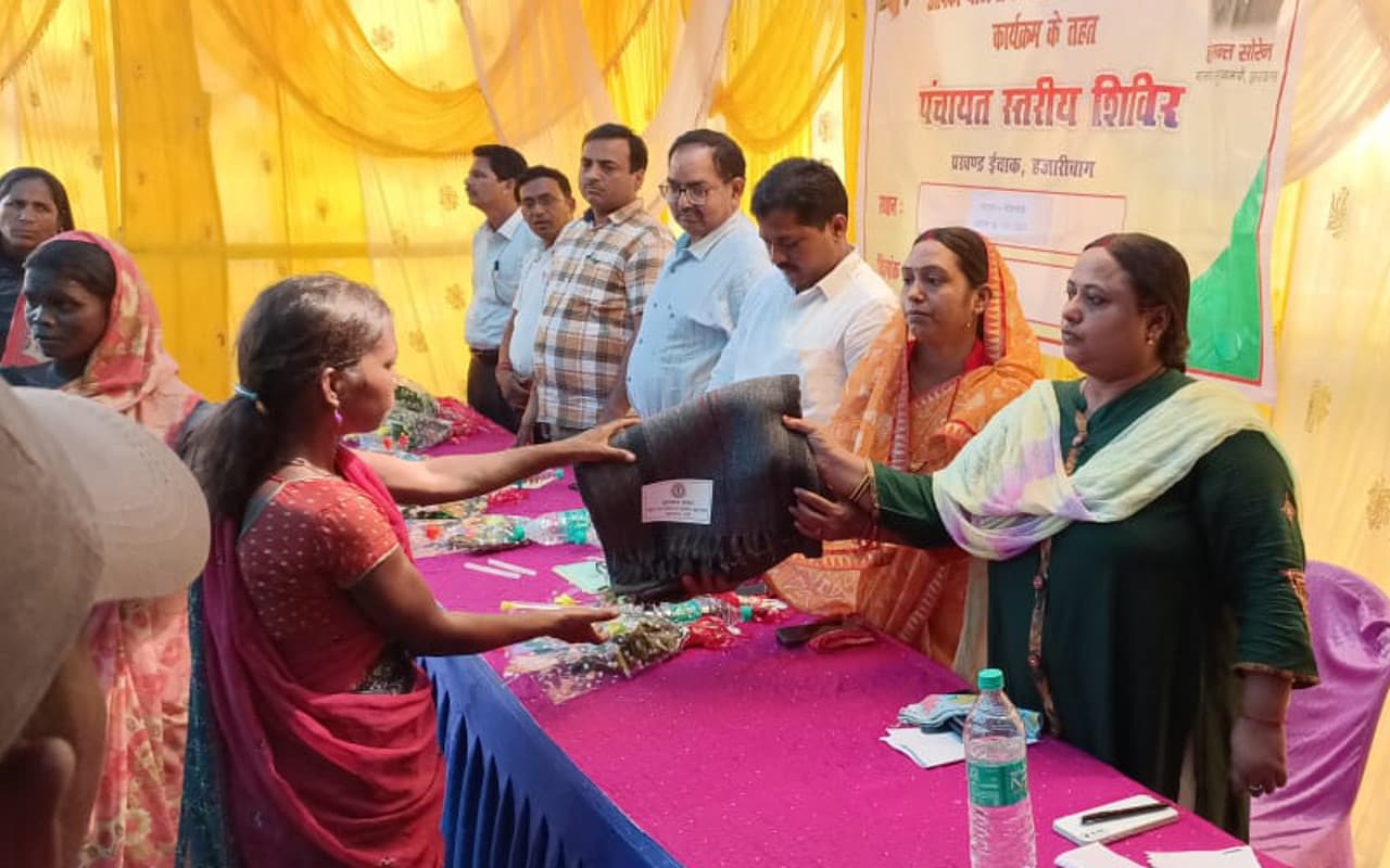 हजारीबाग की गोबरबंदा पंचायत पहुंची झारखंड सरकार, सैकड़ों मामलों का हुआ ऑन-स्पॉट निबटारा