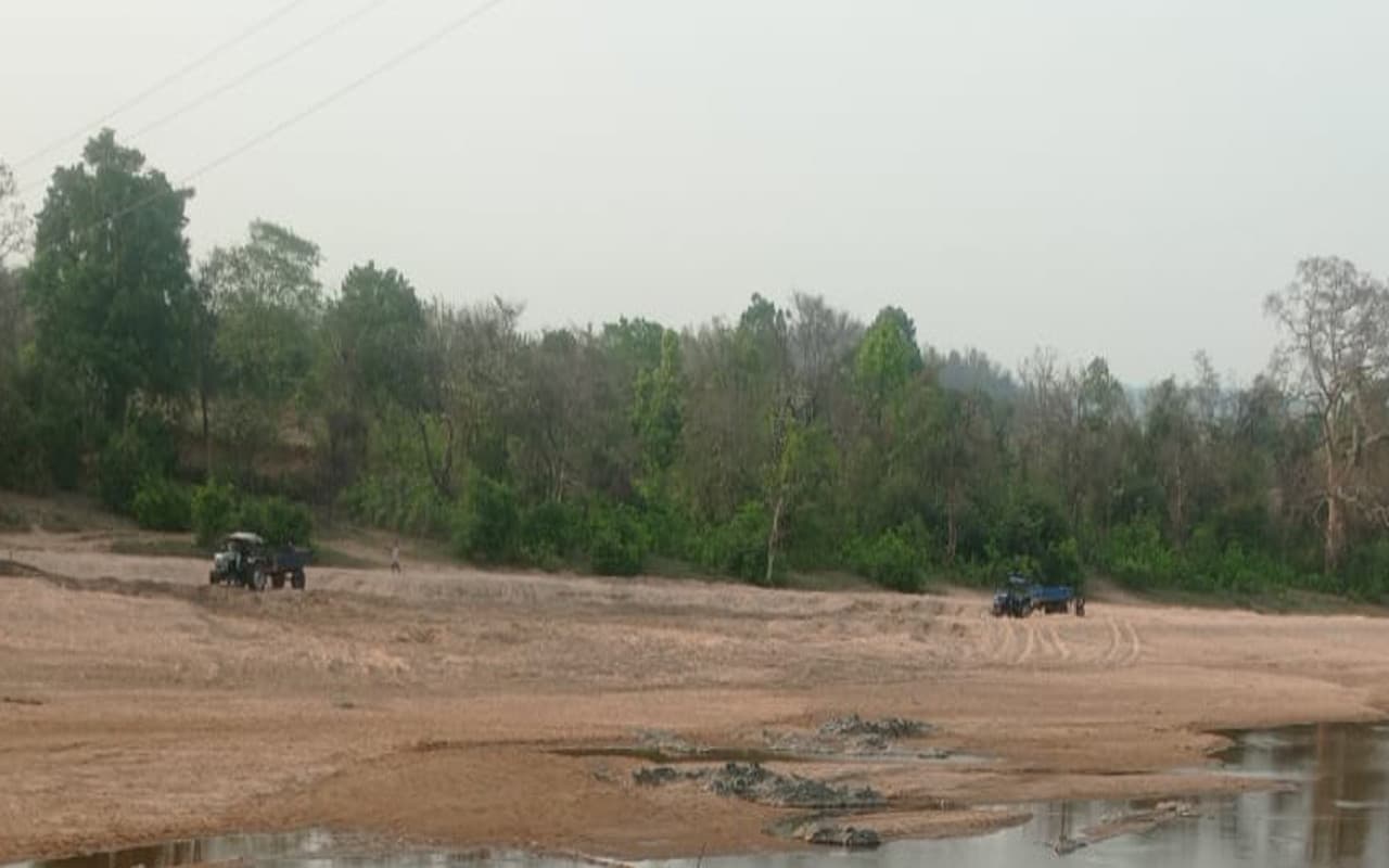 झारखंड : हजारीबाग के केरेडारी में नहीं थम रहा नदियों से बालू का उठाव, धड़ल्ले से हो रही ढुलाई