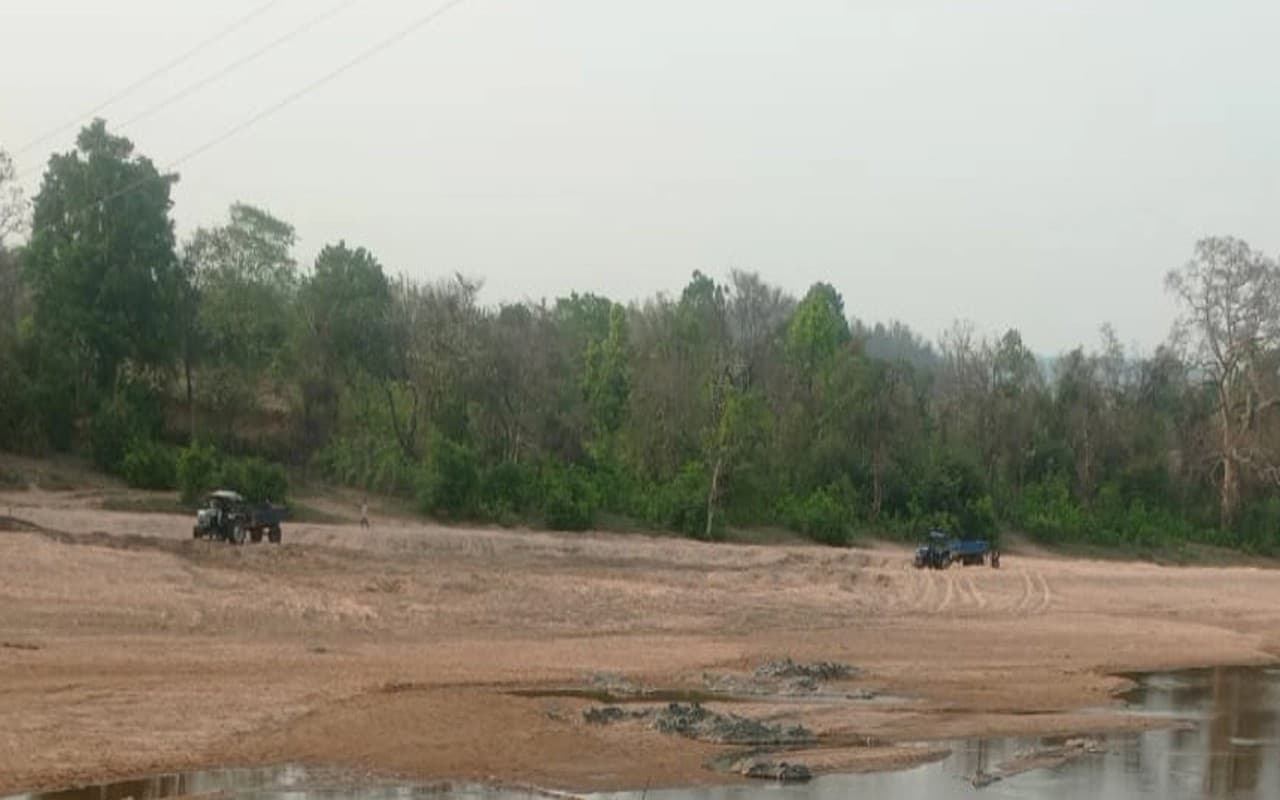 झारखंड: एनजीटी की रोक के बावजूद खुलेआम हो रही नदियों से बालू की तस्करी, मनमानी रेट वसूल रहे माफिया