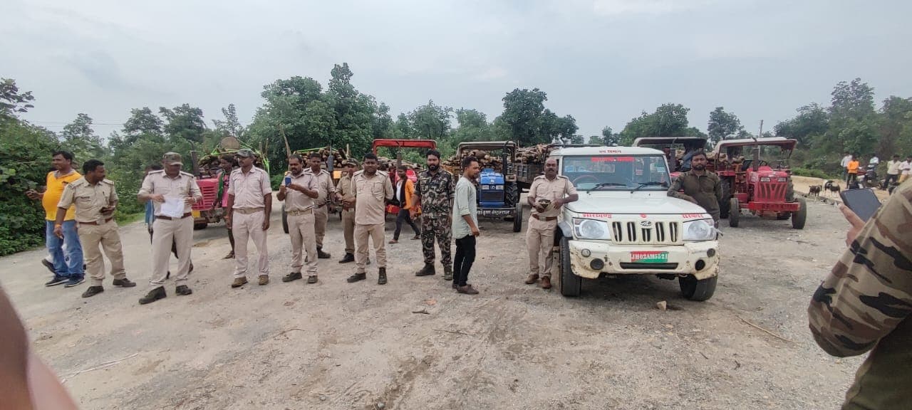 Jharkhand: हजारीबाग की भगहर पंचायत में वन विभाग का छापा, शराब भट्ठियों से जब्त किए सात ट्रेक्टर लकड़ी