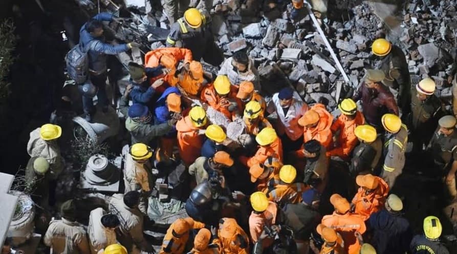 Lucknow Building Collapse: पुलिस हिरासत में SP विधायक का बेटा नवाजिश, मालिक और बिल्डर पर कार्रवाई के निर्देश