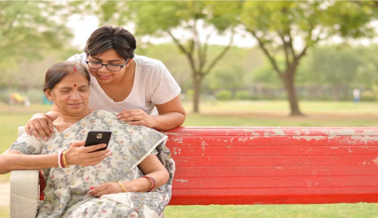 इस मदर्स डे के मौके पर अपनी मां को दीजिए हेल्थ इंश्योरेंस पॉलिसी का तोहफा
