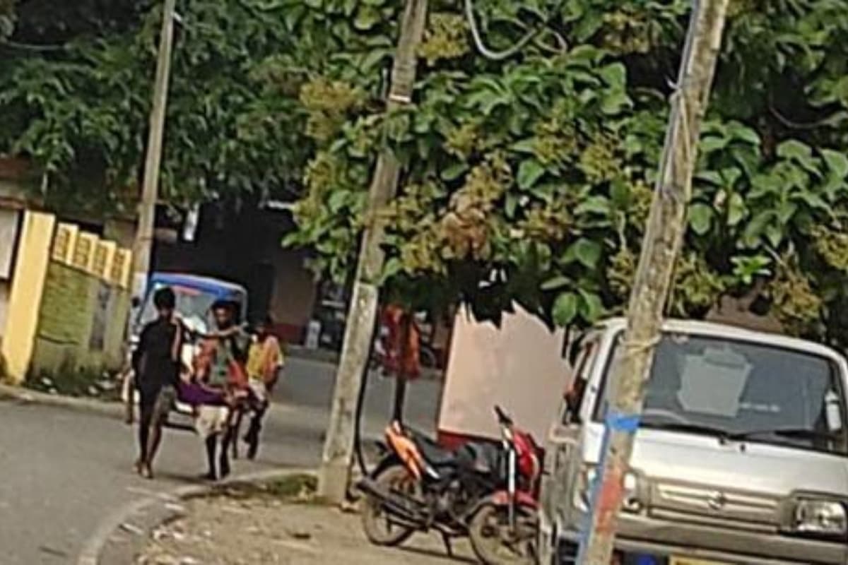 झारखंड में खाट पर 'हेल्थ सिस्टम', आदिम जनजाति बीमार महिला को पांच किलोमीटर पैदल चलकर ऐसे पहुंचाया अस्पताल