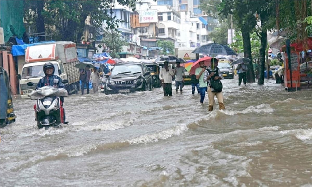Maharashtra के तीन जिलों में भारी बारिश, 128 गांवों से संपर्क टूटा , 200 लोग भेजे गये सुरक्षित स्थानों पर