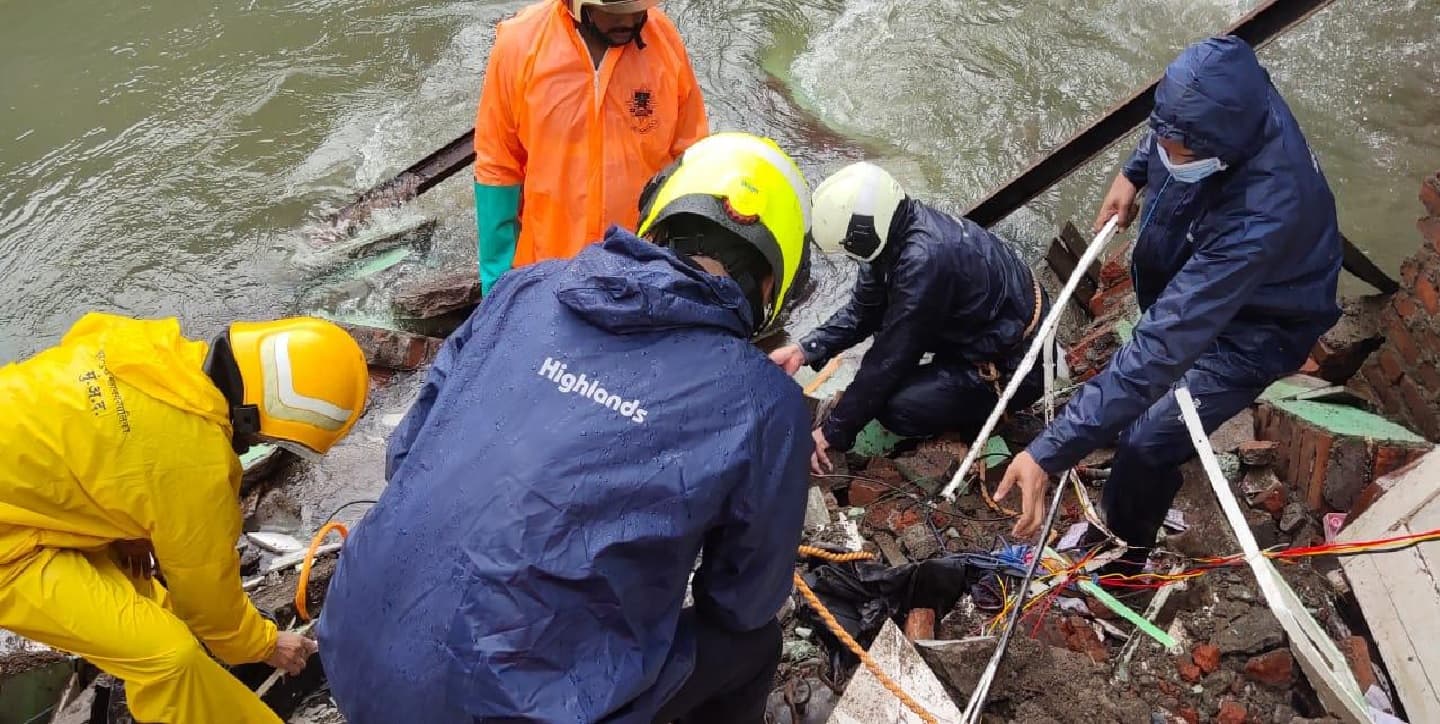 मुंबई में भारी बारिश, तीन लड़कियां नाले में बहीं, समुद्र में उठ रहीं ऊंची-ऊंची लहरें, HC ने टाली सुनवाई