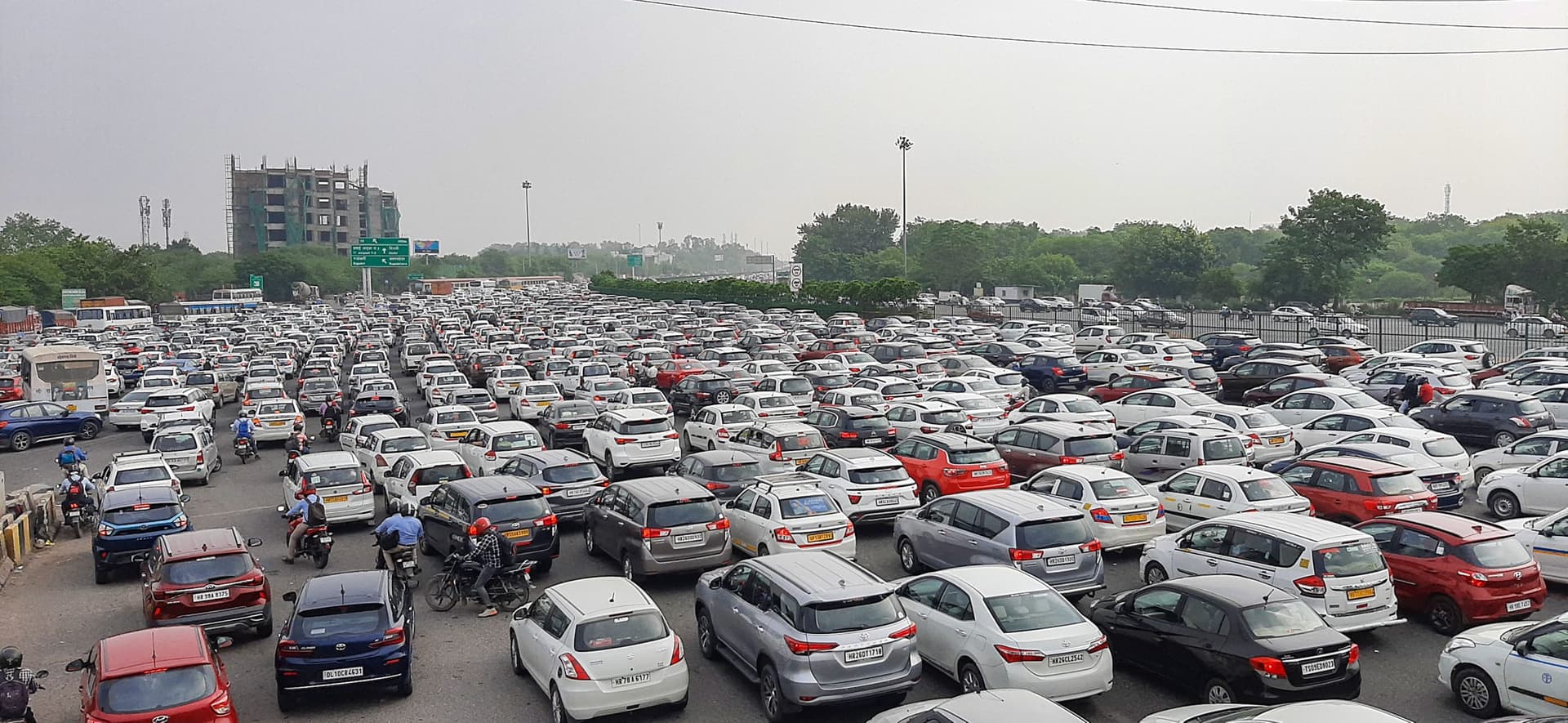 Bharat Bandh: अग्निपथ योजना के विरोध में भारत बंद, कुल 539 ट्रेनें रद्द, दिल्ली में रेंगती दिखी गाड़ियां