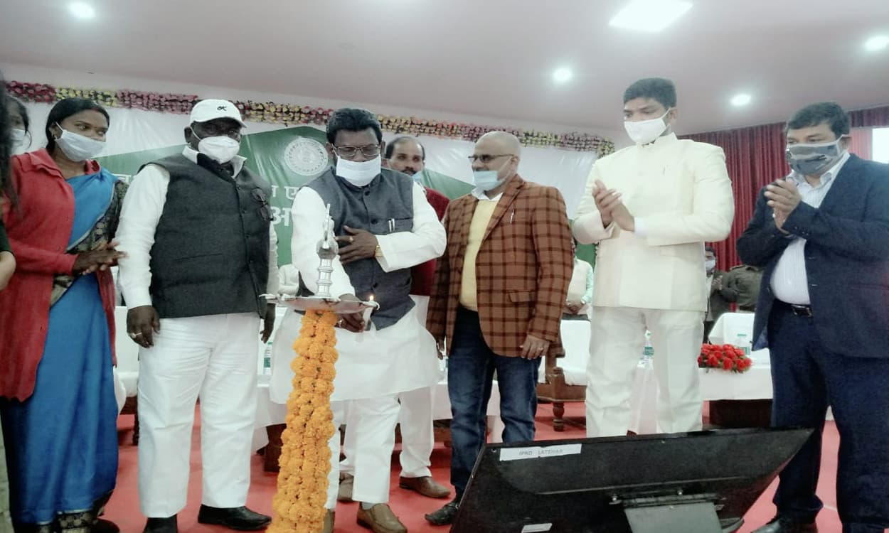 Jharkhand Government 1 Year : लातेहार के लाभुकों के बीच बांटे गये करीब 9 करोड़ की परिसंपत्ति, 267 योजनाओं का हुआ उद्घाटन व शिलान्यास