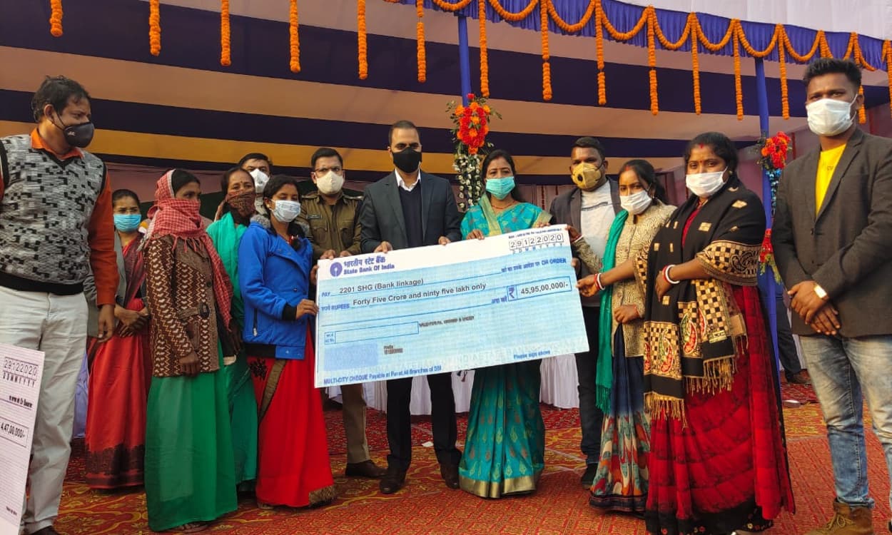 Jharkhand Government 1 Year : 180 करोड़ की राशि से रामगढ़ में दिखेगा विकास, मैट्रिक व इंटर के जिला टॉपर हुए सम्मानित