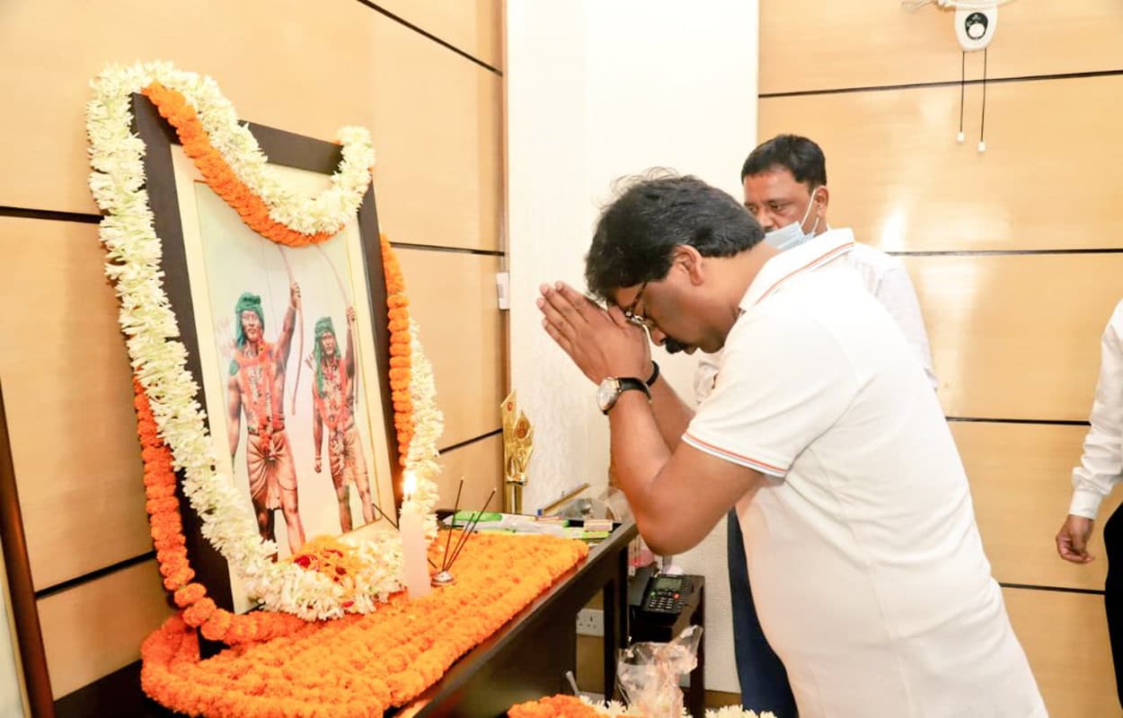 ब्लाइंड क्रिकेटर सुजीत मुंडा से मिले CM हेमंत सोरेन, जमीन और घर उपलब्ध कराने का दिया भरोसा