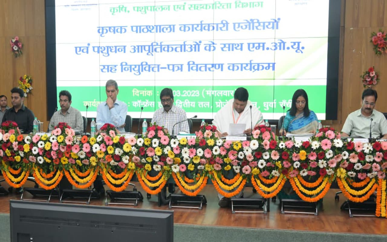 Photos: झारखंड में 32 साल बाद कृषि पदाधिकारियों की नियुक्ति, सीएम हेमंत ने 26 वेटनरी डॉक्टर्स को सौंपे पत्र