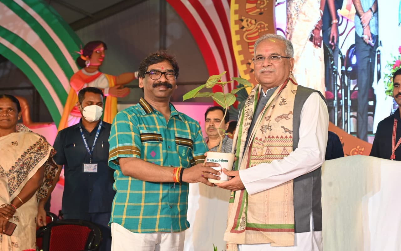 जनजातीय महोत्सव में छत्तीसगढ़ CM बोले- पड़ोसी राज्यों को ऑक्सीजन और ऊर्जा देने का झारखंड करता है काम