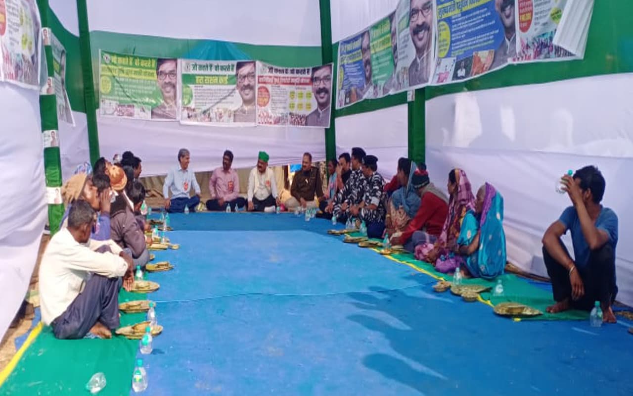 PHOTOS: 100 करोड़ से होगा झारखंड के बूढ़ा पहाड़ का विकास, CM हेमंत ने ग्रामीणों के साथ जमीन पर बैठकर किया भोजन