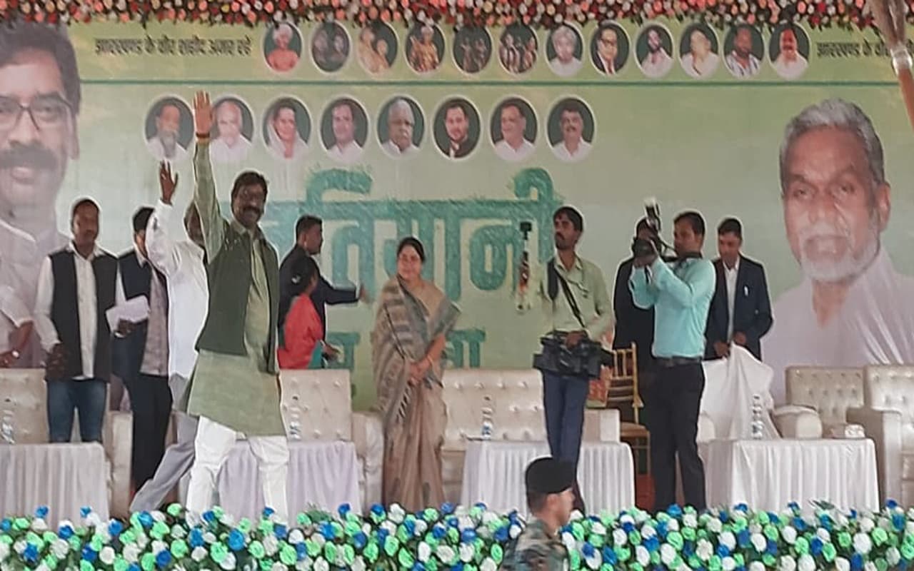 PHOTOS: सरायकेला के खतियानी जोहार यात्रा में CM हेमंत सोरेन ने भरी हुंकार, कहा- छीनकर लेंगे अधिकार