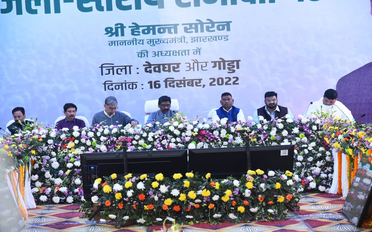 लापरवाही बरतने वालों पर होगी कार्रवाई, देवघर और गोड्डा जिलों की समीक्षा बैठक में बोले CM हेमंत सोरेन