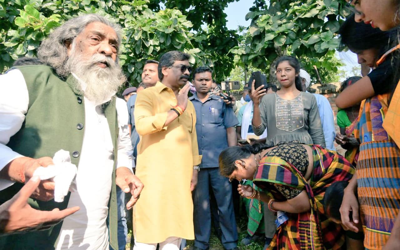 सोहराय पर्व मनाने अपने ननिहाल पहुंचे CM हेमंत सोरेन, कहा- बंद लिफाफे को बंद ही रहने दें