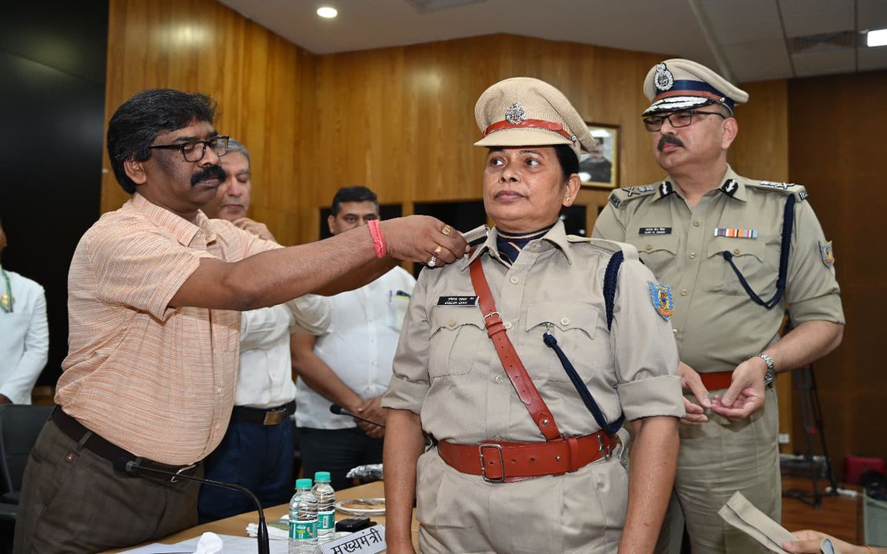 PHOTOS: हेमंत सोरेन ने 24 नये आईपीएस अधिकारियों को बैच लगाकर किया सम्मानित, बोले- कानून व्यवस्था होगी मजबूत PHOTOS: हेमंत सोरेन ने 24 नये आईपीएस अधिकारियों को बैच लगाकर किया सम्मानित, बोले- कानून व्यवस्था होगी मजबूत