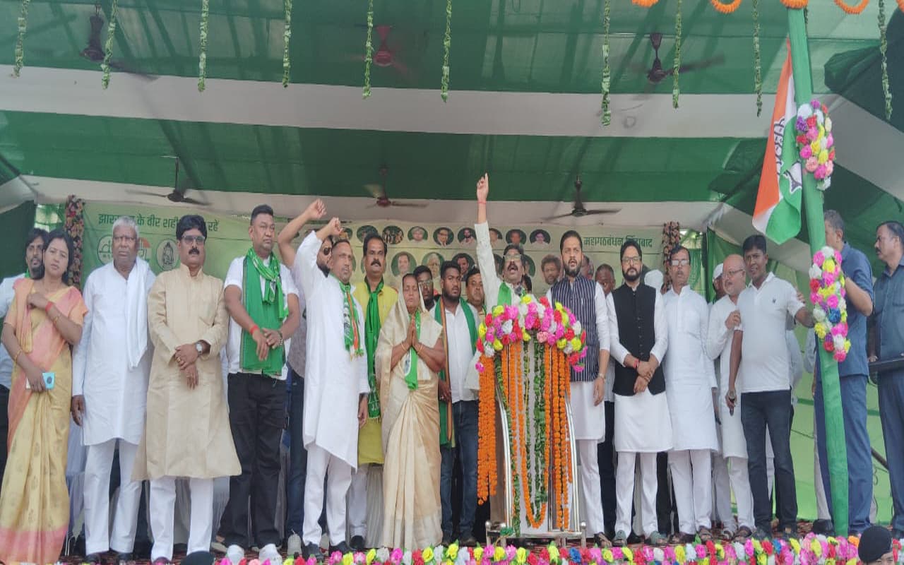 झामुमो की लड़ाई हमेशा पूंजीपतियों से रहा, मान-सम्मान के लिए कभी नहीं किया समझौता : हेमंत सोरेन झामुमो की लड़ाई हमेशा पूंजीपतियों से रहा, मान-सम्मान के लिए कभी नहीं किया समझौता : हेमंत सोरेन