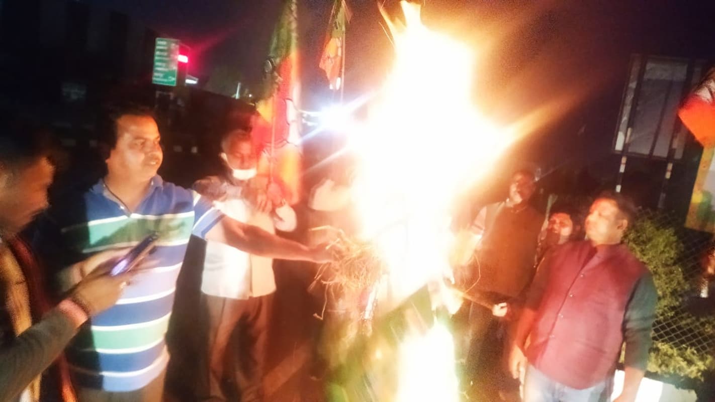 भाजपा अध्यक्ष पर देशद्रोह का मुकदमा दर्ज करने के विरोध में मुख्यमंत्री हेमंत सोरेन का पुतला फूंका, दीपक प्रकाश ने झामुमो सरकार पर किया हमला