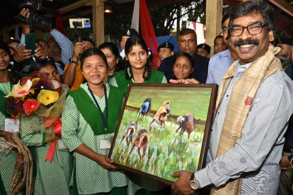 झारखंड: सीएम हेमंत सोरेन ने चाइल्ड आर्टिस्ट एग्जीबिशन का किया उद्घाटन, इस थीम पर बनायी गयी पेंटिंग को सराहा