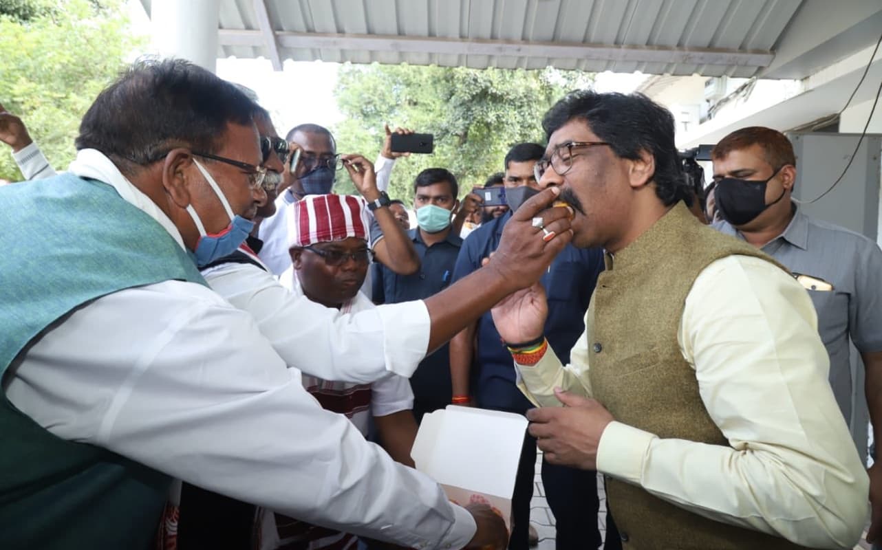 आदिवासी संगठनों ने सरना आदिवासी धर्म कोड पारित कराने के लिए हेमंत सोरेन को किया सम्मानित