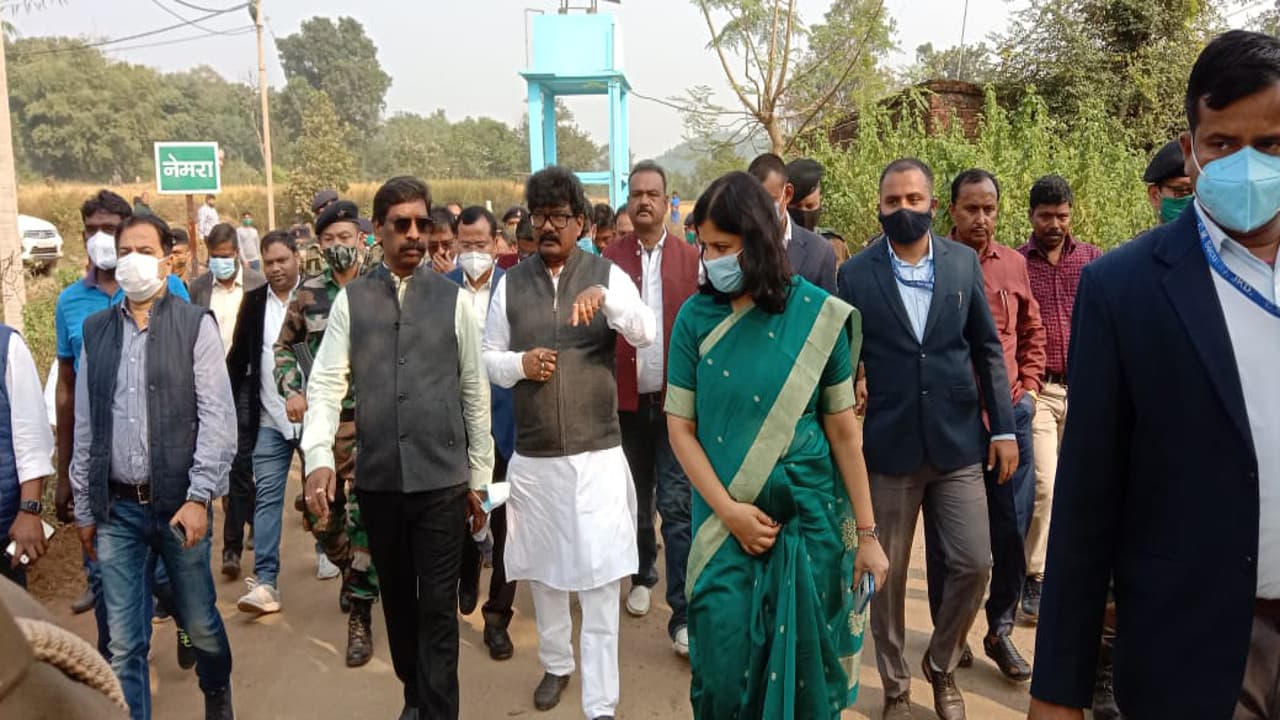 Jharkhand News:CM हेमंत सोरेन अपने पैतृक गांव रामगढ़ के नेमरा पहुंचे,चचेरी बहन की शादी की तैयारी का लिया जायजा