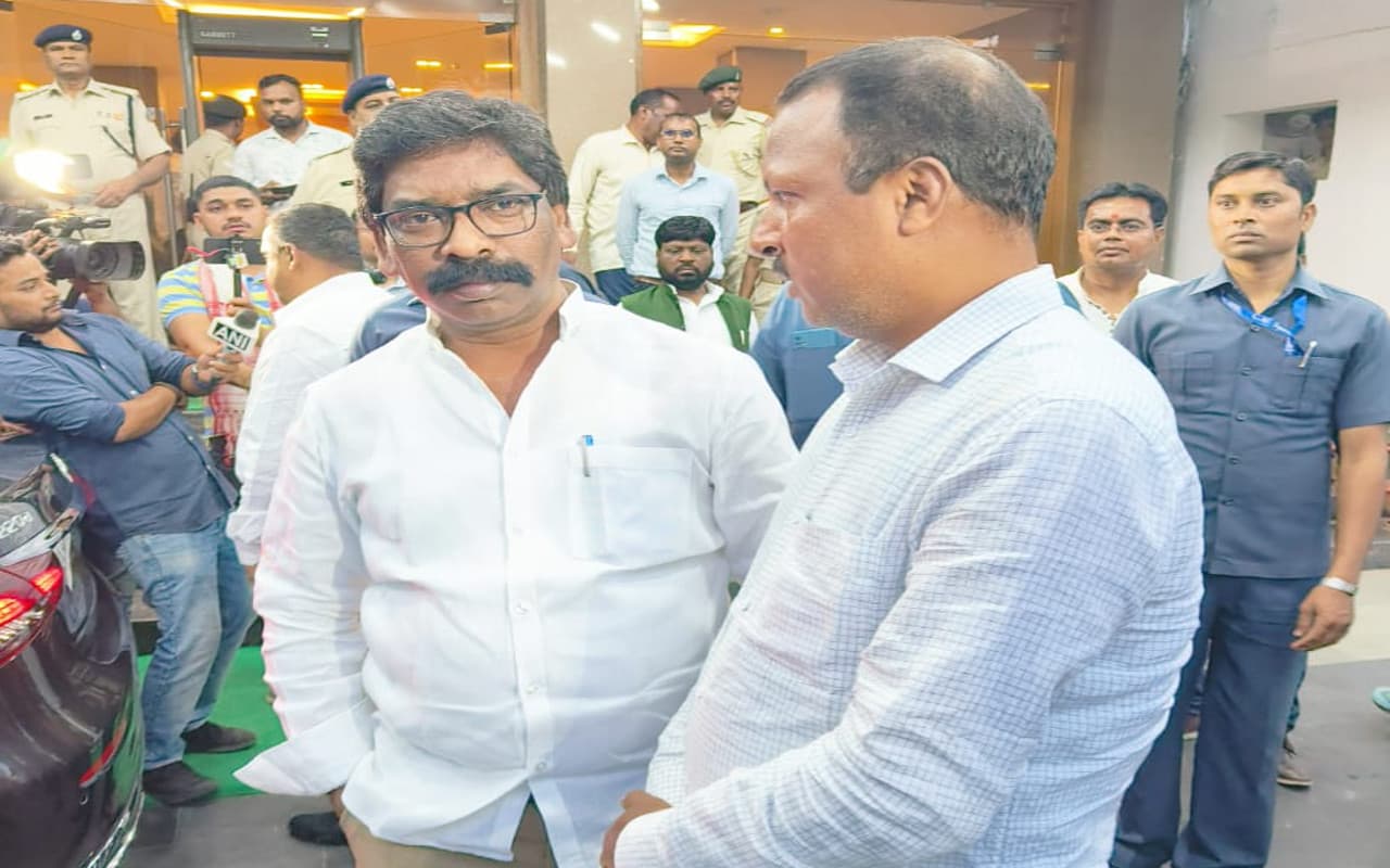 झारखंड : सीएम हेमंत से मिले डॉ विजय गागराई, पश्चिमी सिंहभूम के केरा मेला की घटना को बताकर की जांच की मांग की
