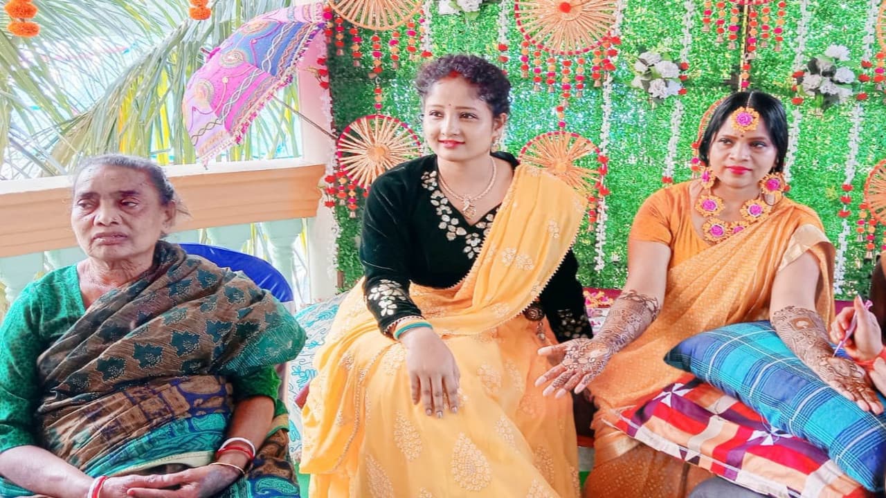 CM हेमंत सोरेन की चचेरी बहन की मेहंदी रस्म पूरी, 30 को है शादी, दुल्हन की तरह सजा मुख्यमंत्री का पैतृक आवास