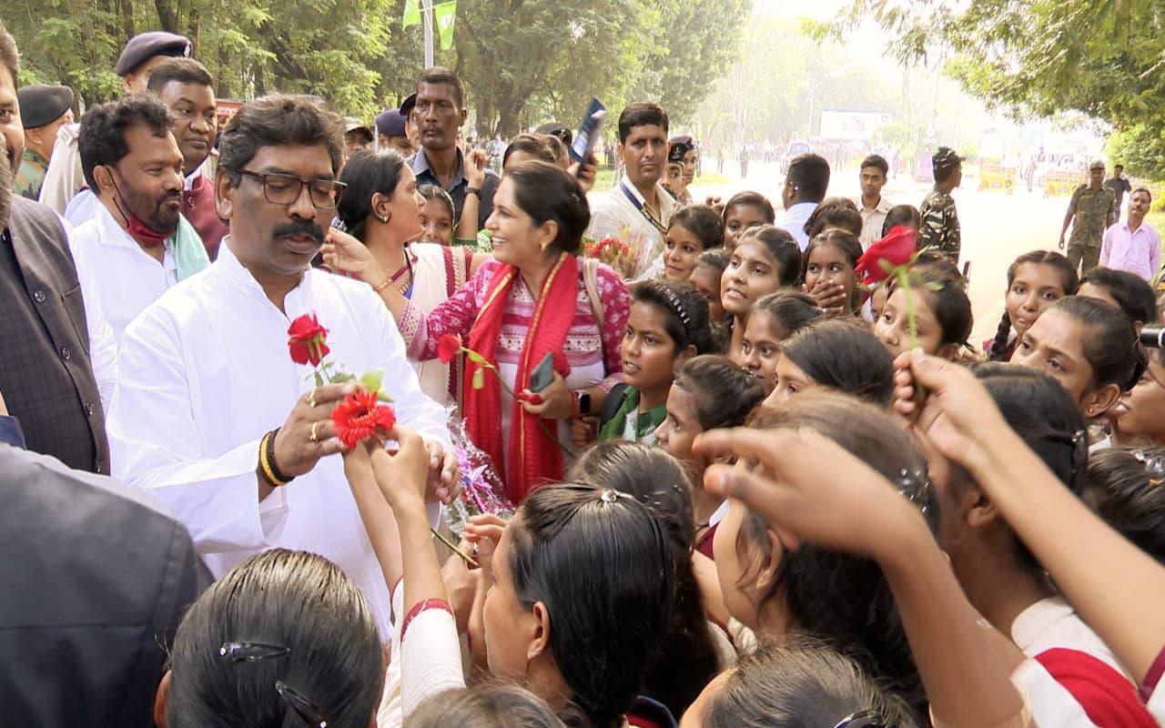 बोकारो में स्कूली बच्चियों से मिले CM हेमंत सोरेन, पढ़ाई बीच में नहीं छोड़ने की दी सलाह