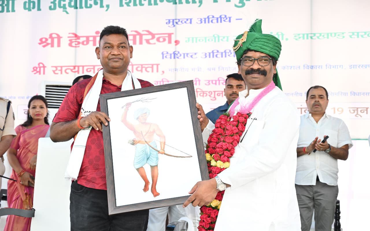 Photos: गांव-गांव में सरकार खोलेगी दवा दुकान, सीएम हेमंत सोरेन ने की पंचायत स्तरीय योजना की शुरुआत