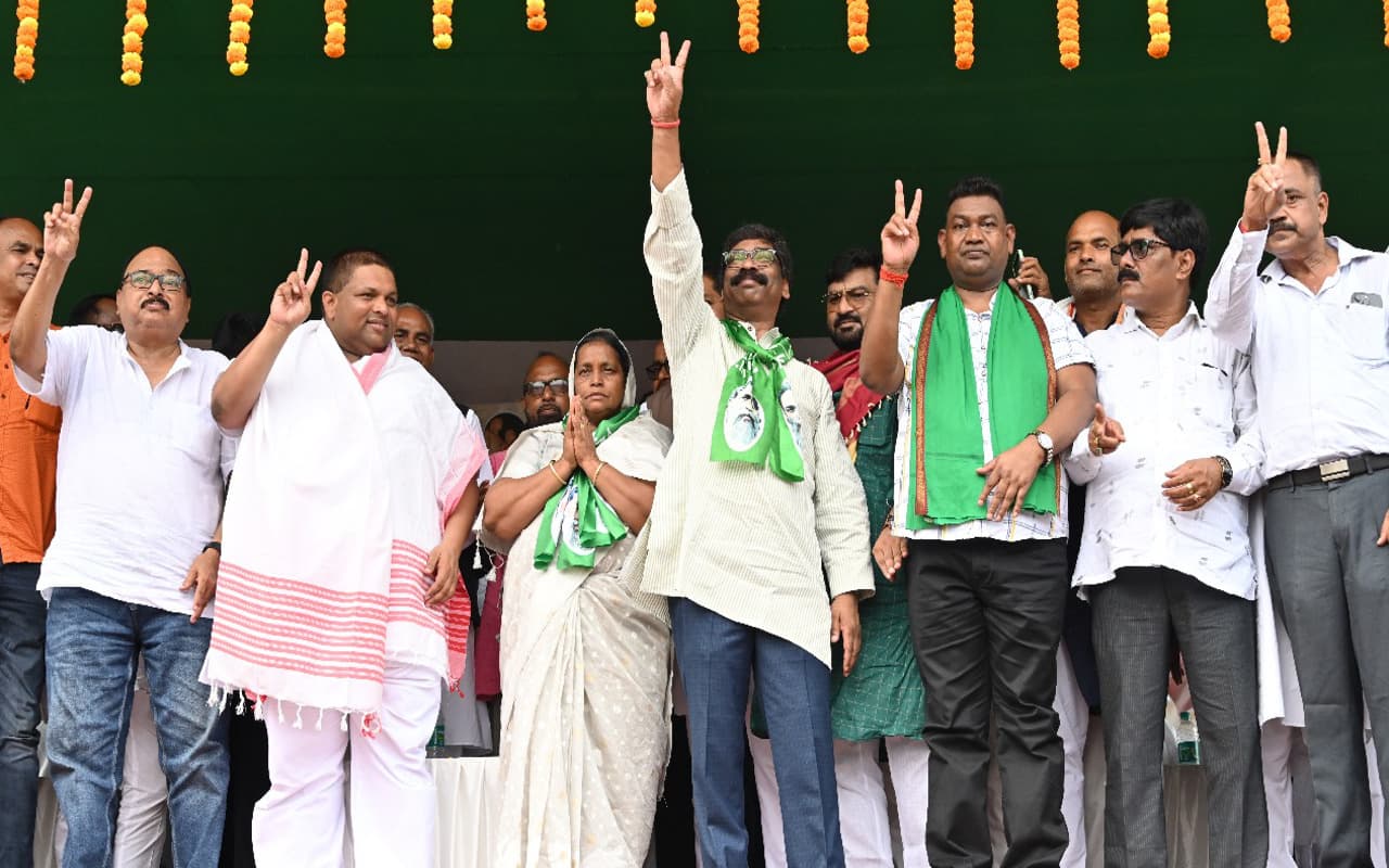 PHOTOS: गिरिडीह के डुमरी में केंद्र सरकार पर बरसे हेमंत सोरेन, बोले- डबल इंजन की सरकार ने राज्य को खोखला किया